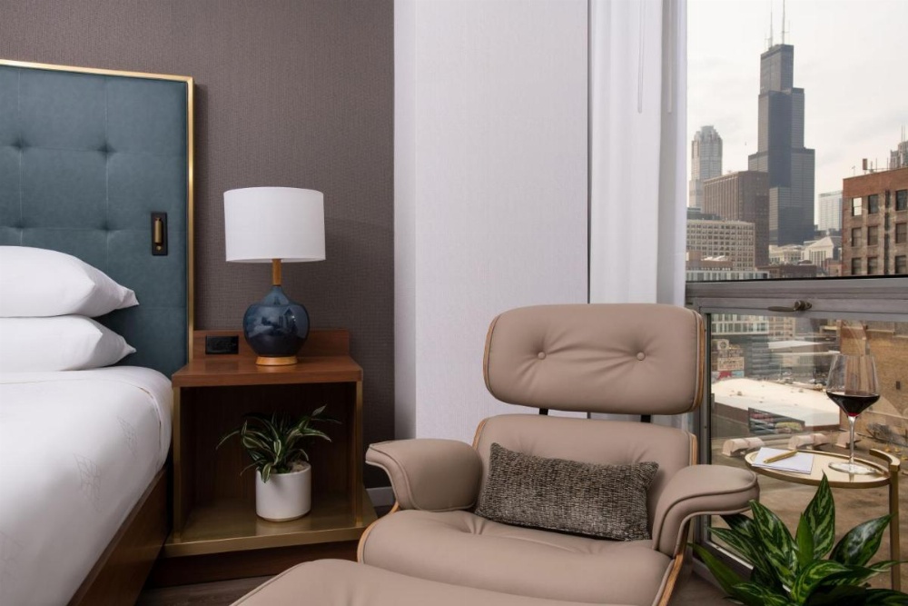 Deluxe King Room with Limited View and Roll-in Shower - Mobility Accessible